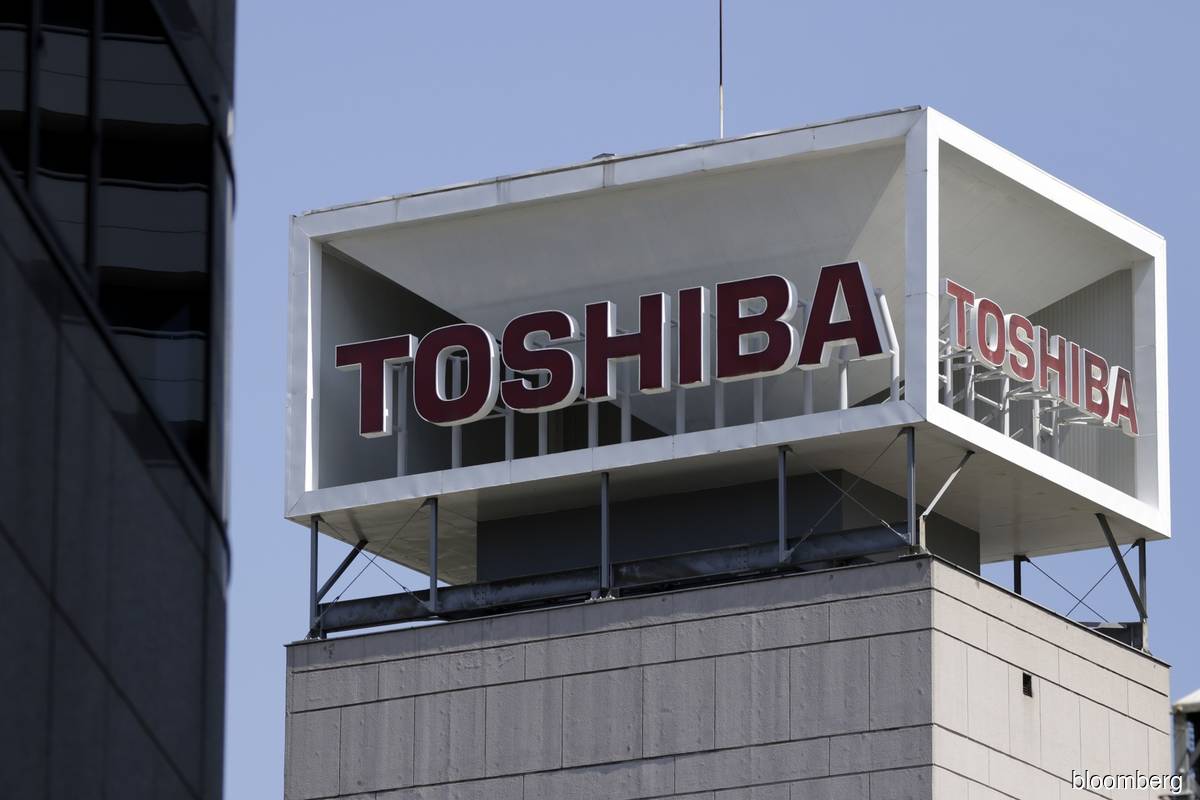 Toshiba falls after report JIP-led group submitted US$15b bid